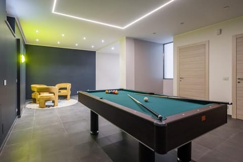Billiard, Game Room