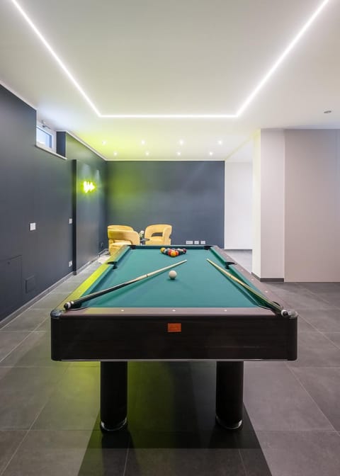 Billiard, Game Room
