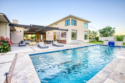 Property building, Pool view, Swimming pool, Swimming pool, sunbed
