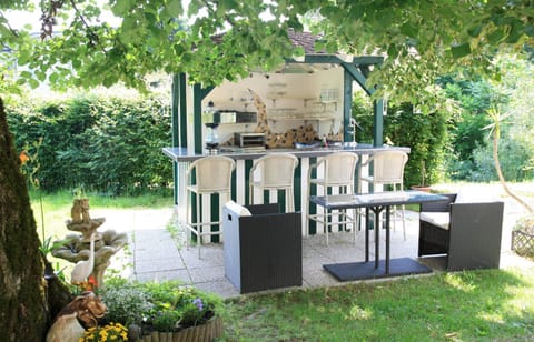 Lounge or bar, Decorative detail, Garden view