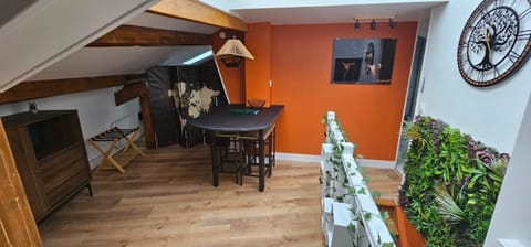 Living room, Seating area, Dining area, internet