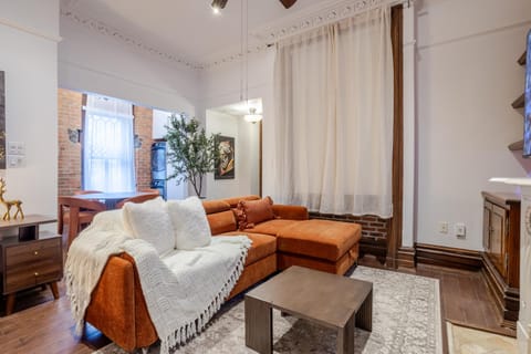 Communal lounge/ TV room, Living room, Seating area, internet