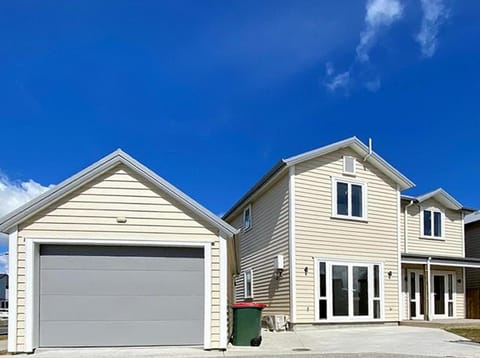 Standalone Home Near Bruce Pulman Park 5BR 3 Baths House in Auckland