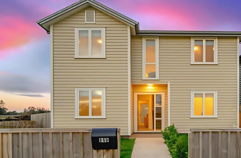 Standalone Home Near Bruce Pulman Park 5BR 3 Baths House in Auckland