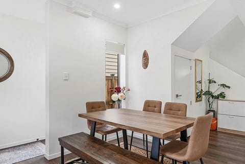 Standalone Home Near Bruce Pulman Park 5BR 3 Baths House in Auckland