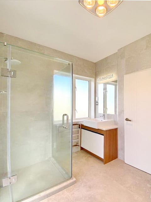 Standalone Home Near Bruce Pulman Park 5BR 3 Baths House in Auckland