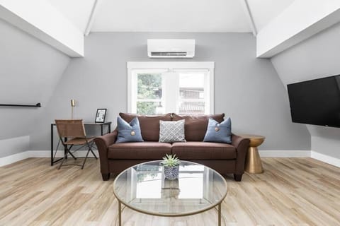 Midtown Modern Carriage Home Near Top Attractions Family Friendly House in Indianapolis