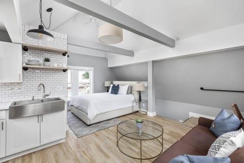 Midtown Modern Carriage Home Near Top Attractions Family Friendly House in Indianapolis