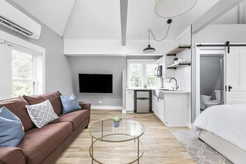 Midtown Modern Carriage Home Near Top Attractions Family Friendly House in Indianapolis