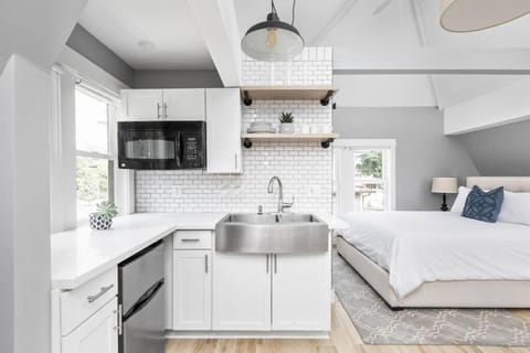 Midtown Modern Carriage Home Near Top Attractions Family Friendly House in Indianapolis