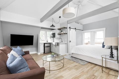 Midtown Modern Carriage Home Near Top Attractions Family Friendly House in Indianapolis