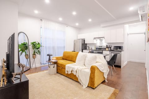 Kitchen or kitchenette, Living room, Seating area, Dining area, oven, stove