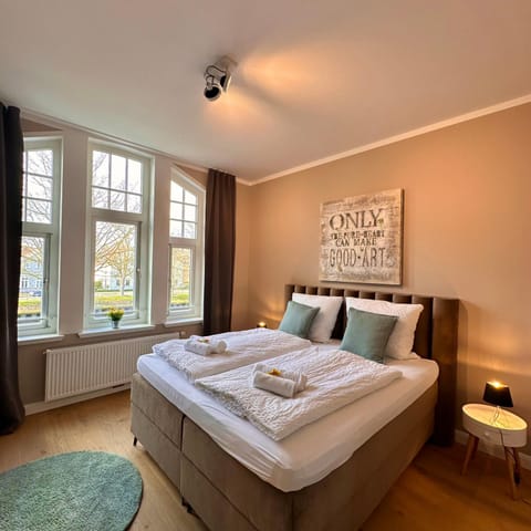 Bed, Photo of the whole room, Bedroom, River view, towels