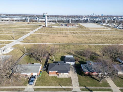 Hot Tub - Fire Pit - Shuffleboard - Walk to Track - Family Friendly House in Indianapolis