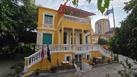 Property building, Day, Balcony/Terrace