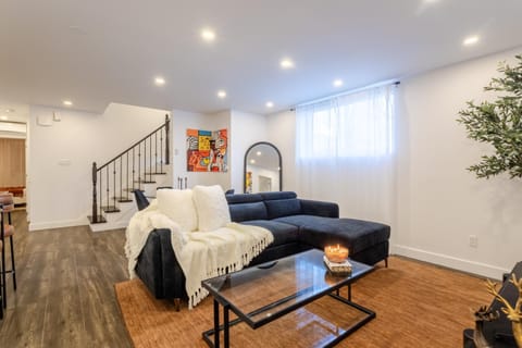 Communal lounge/ TV room, Living room, Seating area, internet