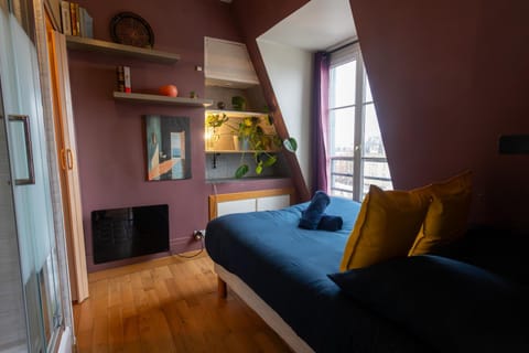 Photo of the whole room, Bedroom