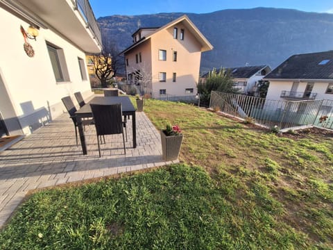 Property building, Natural landscape, Garden, Dining area, Garden view, Mountain view