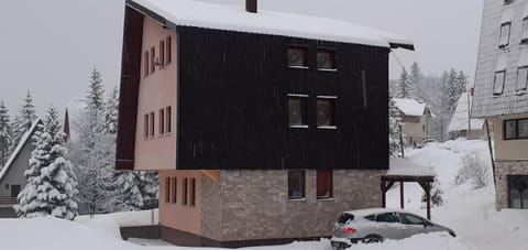Property building, Day, Neighbourhood, Winter, Street view, Parking