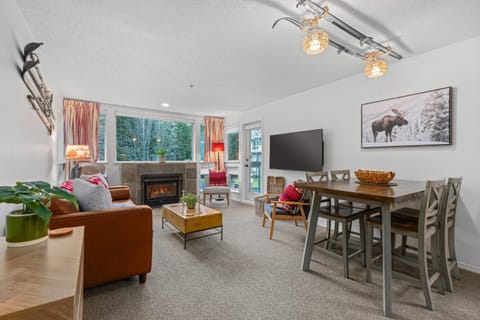 TV and multimedia, Living room, Seating area, Dining area, fireplace