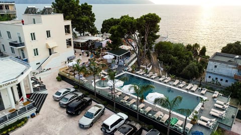 Property building, Bird's eye view, Beach, Pool view, Sea view, Swimming pool, Location, Parking, sunbed