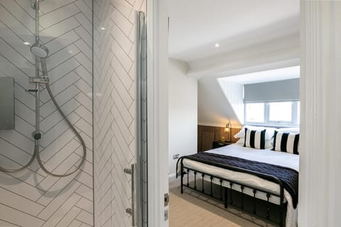 Historic Barber Shop, Parking, Garden, Town Centre House in Cirencester