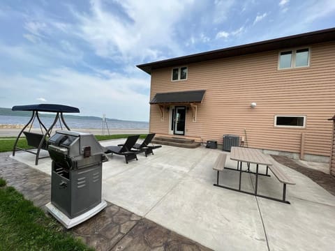 Cheerful beautiful home with an amazing lake view House in Lake Pepin