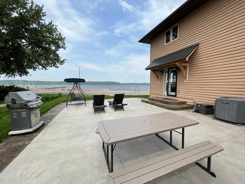 Cheerful beautiful home with an amazing lake view House in Lake Pepin