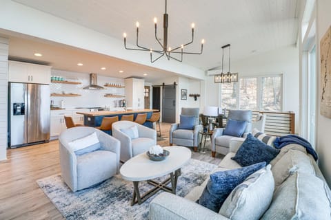 Family-Friendly Lakefront Gem with Dock in Talladega House in Logan Martin Lake