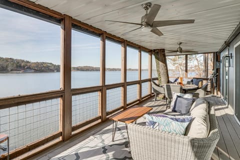 Family-Friendly Lakefront Gem with Dock in Talladega House in Logan Martin Lake