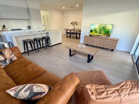 TV and multimedia, Living room, Seating area, Evening entertainment
