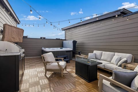 3BR Townhome Rooftop Views Hot Tub & Fireplace Apartment in Berry Hill