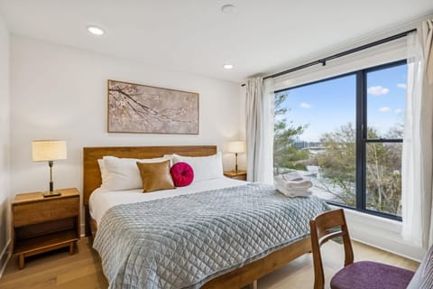 3BR Townhome Rooftop Views Hot Tub & Fireplace Apartment in Berry Hill