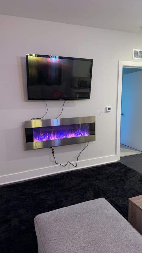 The 513 Flat 2! 1BR, 1Bath Apt with Pool and Riverfront View! Free Gated Parking! Only Steps from The banks & Stadiums! Apartment in Newport