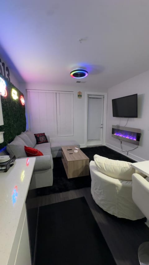 The 513 Flat 2! 1BR, 1Bath Apt with Pool and Riverfront View! Free Gated Parking! Only Steps from The banks & Stadiums! Apartment in Newport