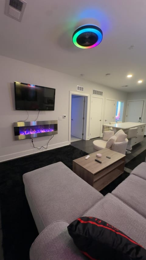 The 513 Flat 2! 1BR, 1Bath Apt with Pool and Riverfront View! Free Gated Parking! Only Steps from The banks & Stadiums! Apartment in Newport