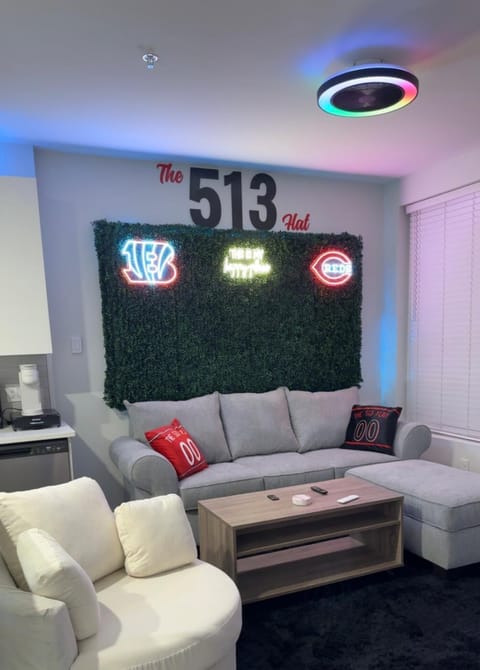 The 513 Flat 2! 1BR, 1Bath Apt with Pool and Riverfront View! Free Gated Parking! Only Steps from The banks & Stadiums! Apartment in Newport