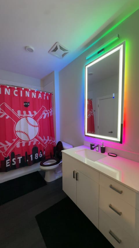 The 513 Flat 2! 1BR, 1Bath Apt with Pool and Riverfront View! Free Gated Parking! Only Steps from The banks & Stadiums! Apartment in Newport