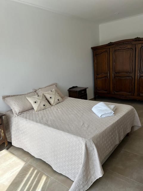 Bed, TV and multimedia, Balcony/Terrace, Photo of the whole room, Bedroom, towels, wardrobe, air conditioner