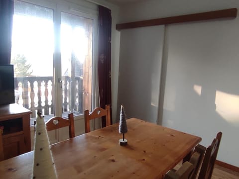 Appartement 5 Pers. avec Piscine à Super-Besse - FR-1-814-175 Apartment in Besse-et-Saint-Anastaise