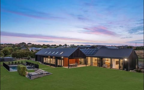 Property building, Natural landscape, Garden, Swimming pool, sunbed
