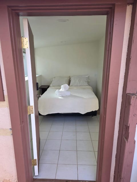 Facade/entrance, Bed