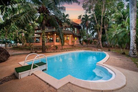 Property building, Garden, Swimming pool