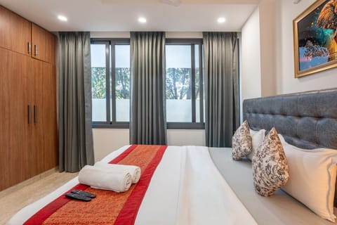 Bed, Living room, Photo of the whole room, Seating area, Bedroom, towels, wardrobe