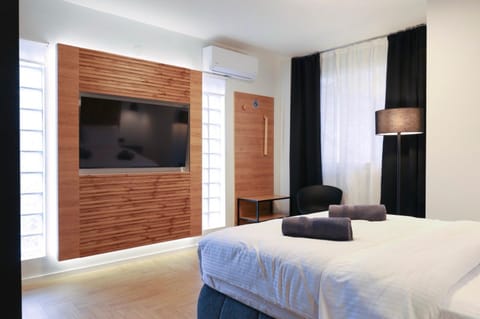 Bed, TV and multimedia, Photo of the whole room, Bedroom, air conditioner