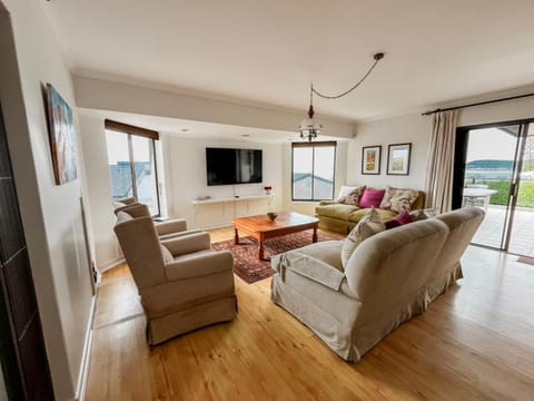 Communal lounge/ TV room, TV and multimedia, Living room, Seating area, Evening entertainment