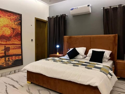Bed, Photo of the whole room, Bedroom, air conditioner