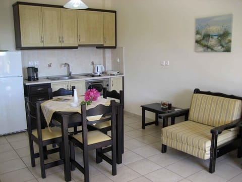 Kitchen or kitchenette, Living room, Seating area, Dining area, stove