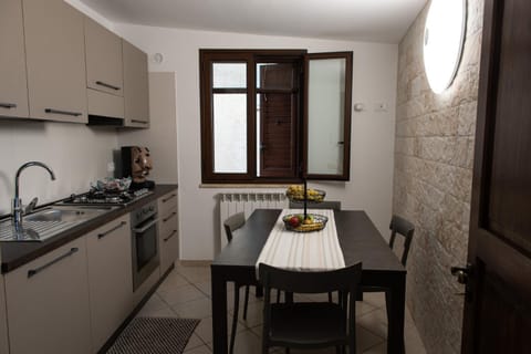 Kitchen or kitchenette, Food and drinks, Dining area, stove
