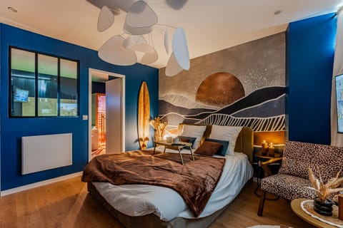 Photo of the whole room, Bedroom